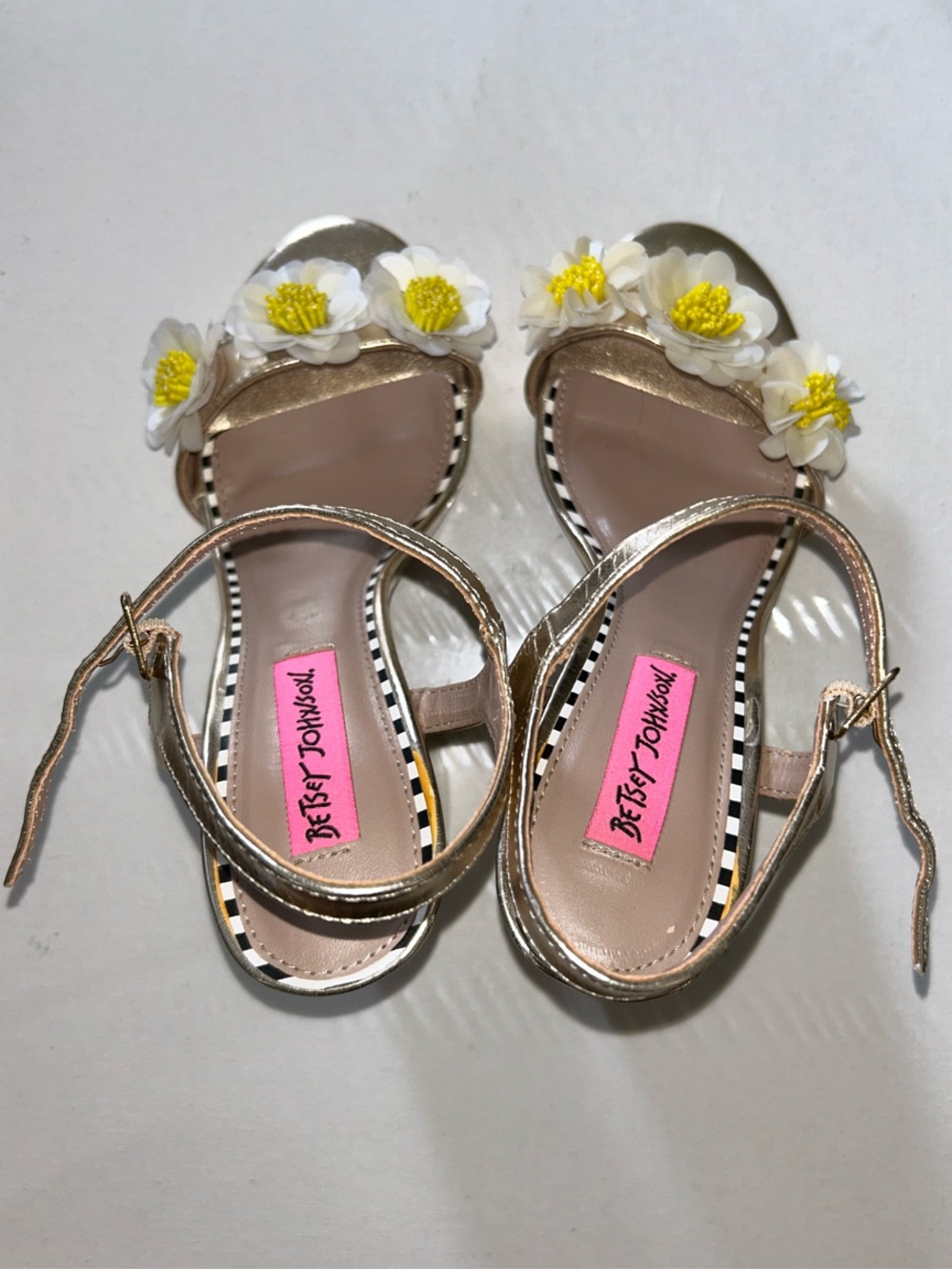 Betsey Johnson Sedona Gold Metallic 3D Daisy Flower Chunky Heel Sandals